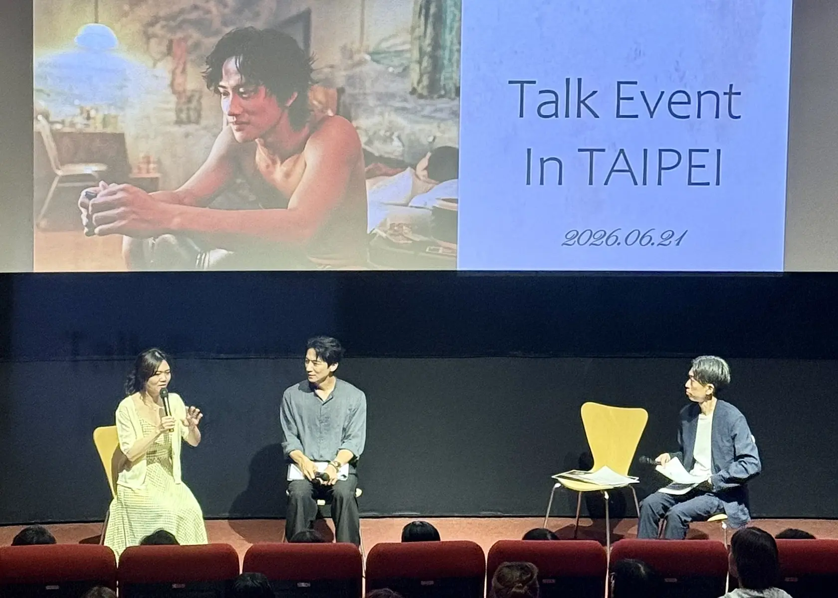 トークイベントでエンジェル・テン監督がマイクを持って話す様子